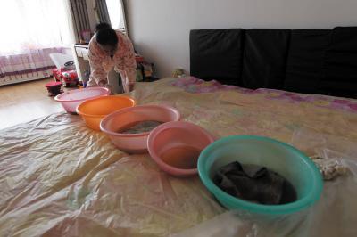 石首楼上漏水，住户失联，小区没物管，业主维权难！律师来支招……